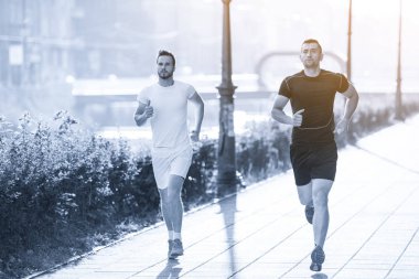 gençlerin grup şehirde güneşli sabah koşu sportif