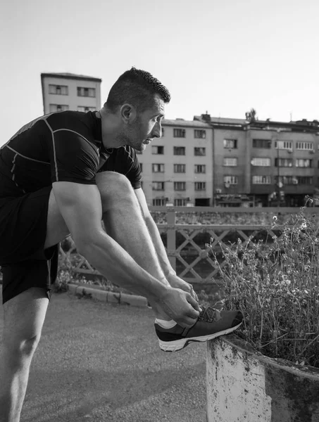 Muž Vázání Tkaničky Běžecké Boty Chystá Spustit Město Slunečné Ráno — Stock fotografie