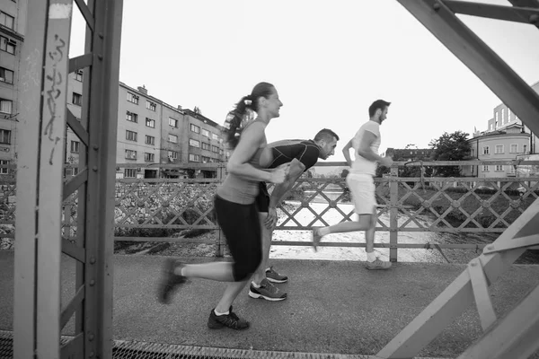 Urban Sport Friska Unga Par Jogging Över Bron Staden Solig — Stockfoto