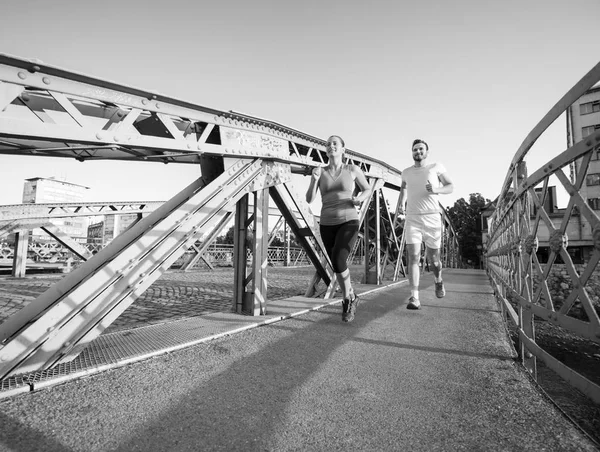 Miejskich Sportów Zdrowa Młoda Para Jogging Przez Most Mieście Słoneczny — Zdjęcie stockowe