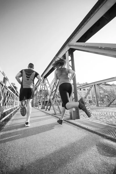 Urban Sport Friska Unga Par Jogging Över Bron Staden Solig — Stockfoto