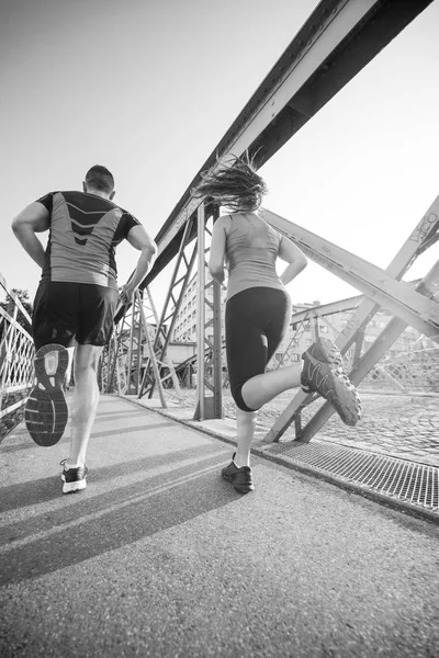 Urban Sport Friska Unga Par Jogging Över Bron Staden Solig — Stockfoto