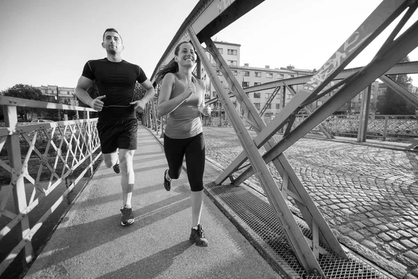 Deportes Urbanos Sana Pareja Joven Corriendo Través Del Puente Ciudad — Foto de Stock