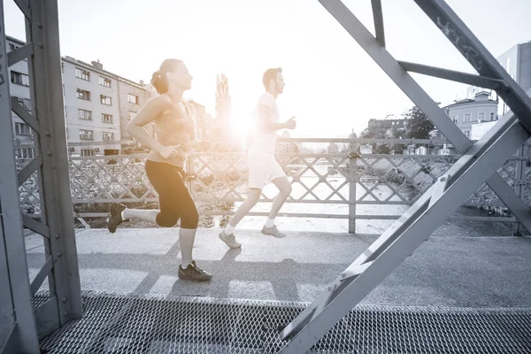 Deportes Urbanos Sana Pareja Joven Corriendo Través Del Puente Ciudad — Foto de Stock