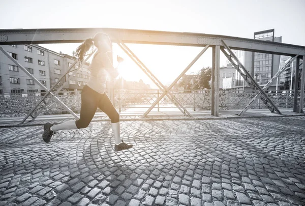 Mladá Žena Sportovní Jogging Přes Most Slunečné Ráno Městě — Stock fotografie