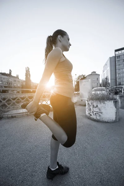 Sportieve Jongedame Joggen Brug Zonnige Ochtend Stad — Stockfoto