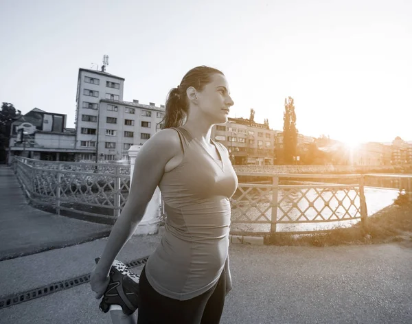 Giovane Donna Sportiva Che Corre Attraverso Ponte Mattino Sole Città — Foto Stock