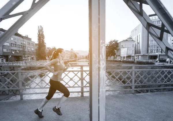 Mladá Žena Sportovní Jogging Přes Most Slunečné Ráno Městě — Stock fotografie