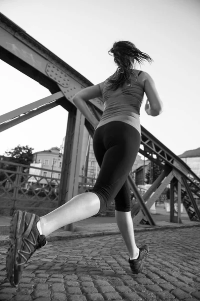 Jovem Mulher Esportiva Correndo Através Ponte Manhã Ensolarada Cidade — Fotografia de Stock