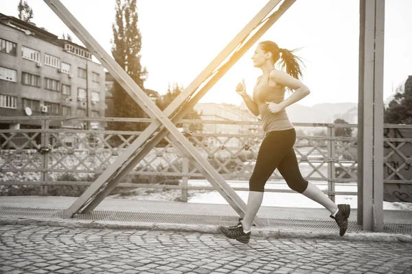 Молода Спортивна Жінка Біжить Через Міст Сонячний Ранок Місті — стокове фото