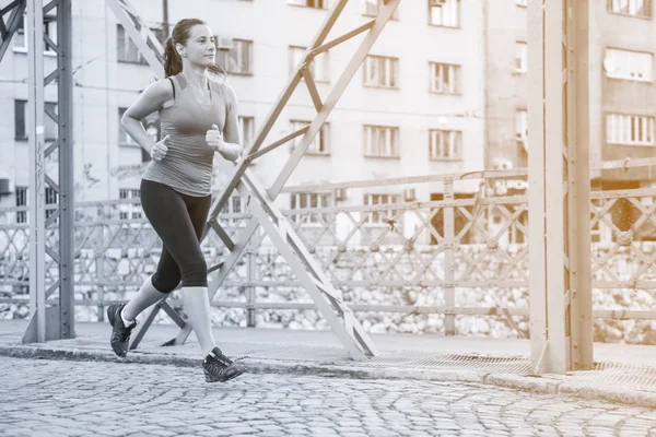 Sportif Kadın Köprüden Güneşli Sabah Şehirde Koşu — Stok fotoğraf