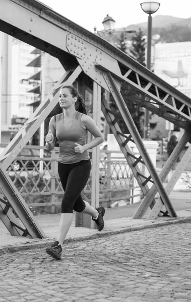 Młoda Kobieta Sportowy Jogging Przez Most Słoneczny Poranek Mieście — Zdjęcie stockowe