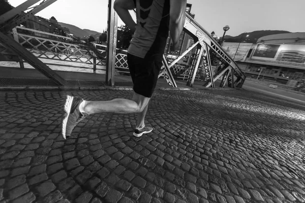 Urban Sport Mladý Zdravý Muž Ranní Jogging Přes Most Městě — Stock fotografie