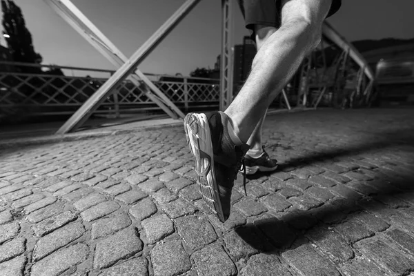 Deportes Urbanos Joven Hombre Sano Corriendo Través Del Puente Ciudad — Foto de Stock