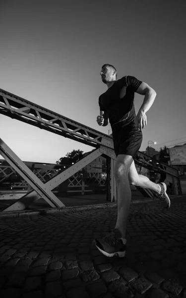 Deportes Urbanos Joven Hombre Sano Corriendo Través Del Puente Ciudad — Foto de Stock