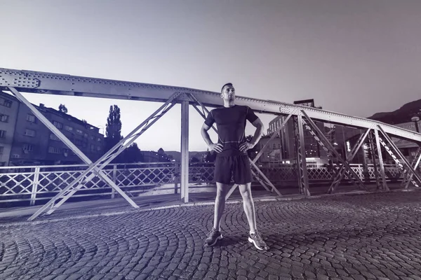 Deportes Urbanos Joven Hombre Sano Corriendo Través Del Puente Ciudad — Foto de Stock