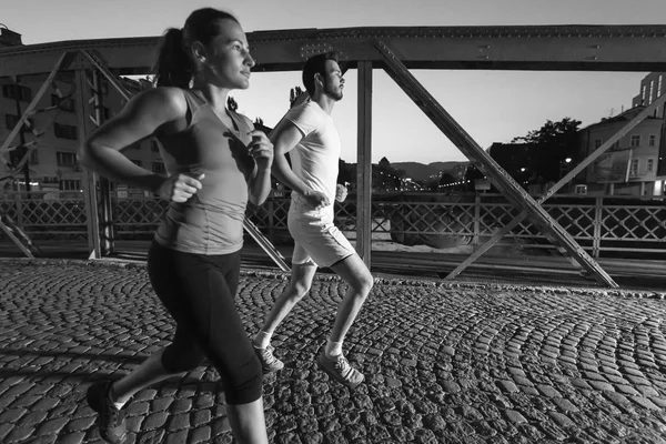 Sports Urbains Jogging Couple Sain Travers Pont Dans Ville Tôt — Photo