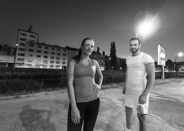 Trotar Pareja Calentamiento Estiramiento Antes Noche Corriendo Ciudad —  Fotos de Stock