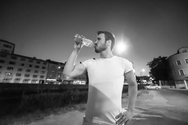 Joven Atlético Bebiendo Agua Después Una Sesión Nocturna Ciudad —  Fotos de Stock