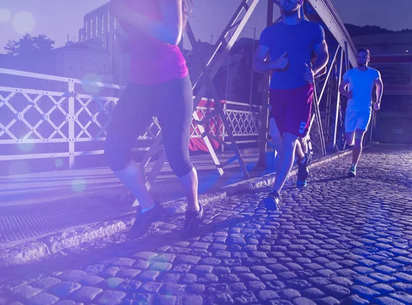 Sport Urbani Gruppo Giovani Sani Che Fanno Jogging Attraverso Ponte — Foto Stock