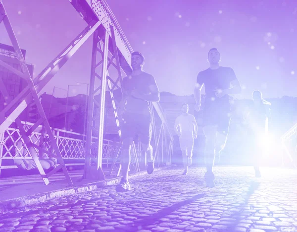 Stadtsport Gruppe Junger Gesunder Menschen Joggt Frühmorgens Der Nacht Über — Stockfoto