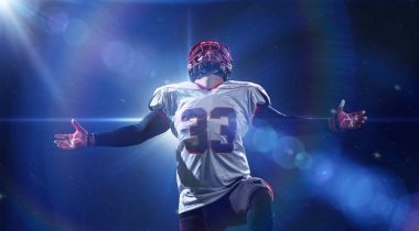 touchdown ışıkları ve işaret fişekleri ile büyük modern stadyum alanında geceleri puanlama sonra kutluyor Amerikan futbolu oyuncusu