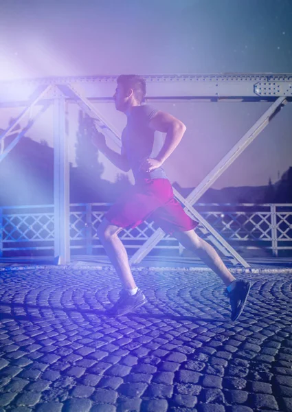 Sport Urbani Giovane Uomo Sano Che Corre Attraverso Ponte Città — Foto Stock