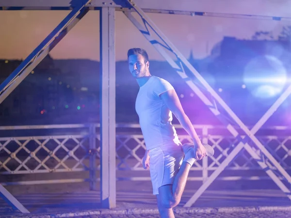 Sport Urbani Giovane Uomo Sano Che Corre Attraverso Ponte Città — Foto Stock