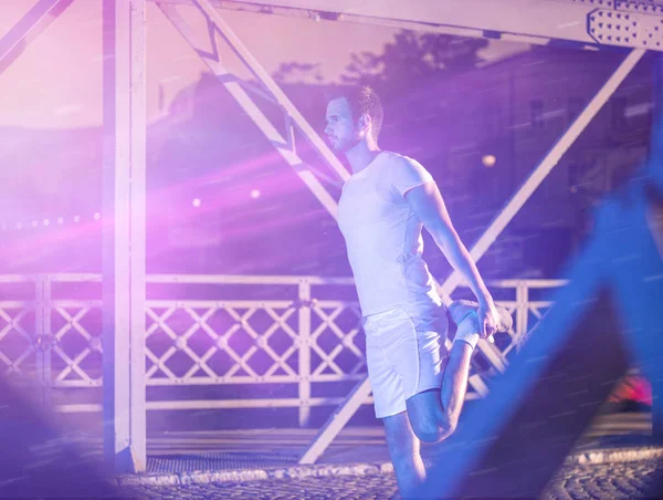 Deportes Urbanos Joven Hombre Sano Corriendo Través Del Puente Ciudad — Foto de Stock