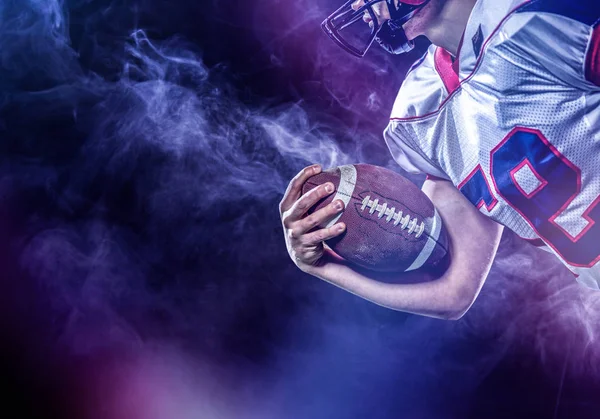 American Football Speler Holding Ball Tijdens Het Lopen Het Veld — Stockfoto