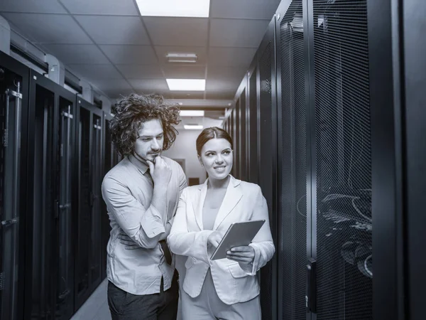 Data center server werkruimte tonen aan vrouwelijke chief engineer — Stockfoto