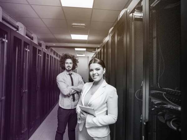 Ingenjör som visar data center server arbetsrum till kvinnliga chef — Stockfoto