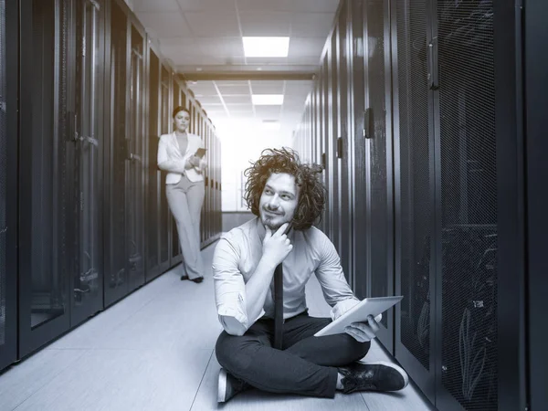 Inginer care arată camera serverului centrului de date de lucru șefului feminin — Fotografie, imagine de stoc