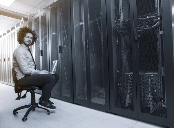 Engineer working on a laptop in server room — Stock Photo, Image