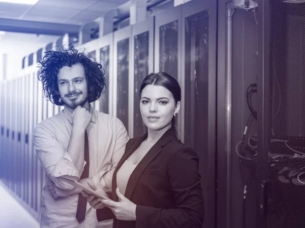 Ingeniero que muestra la sala de servidores del centro de datos de trabajo al jefe femenino — Foto de Stock