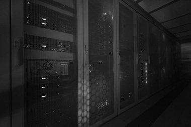 Sunucu odasındaki veri merkezinde görüntüden gelen ışıkla modern iletişim ekipmanları