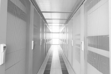 Beyaz sunucuları ve donanım Internet Veri Merkezi ile modern sunucu odası