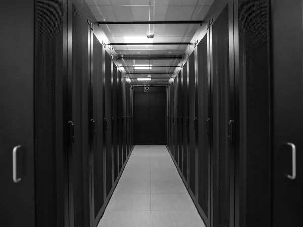 Moderner Serverraum Mit Schwarzen Servern Und Hardware Einem Internet Rechenzentrum — Stockfoto