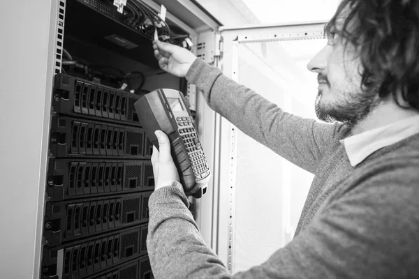 Jovem Técnico Usando Analisador Cabo Digital Servidor Grande Data Center — Fotografia de Stock