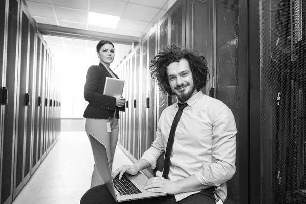 Engenheiro mostrando sala de servidor de centro de dados de trabalho para chefe feminino — Fotografia de Stock