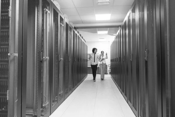 Ingeniero que muestra la sala de servidores del centro de datos de trabajo al jefe femenino —  Fotos de Stock