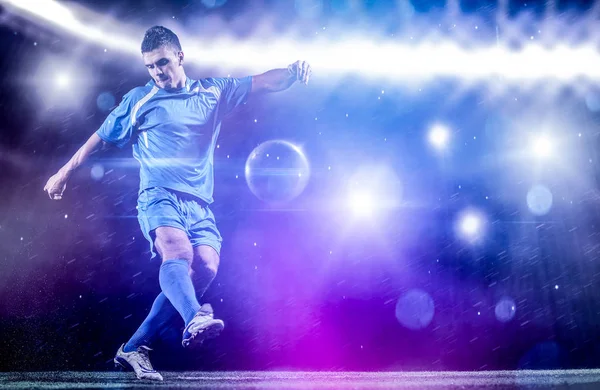 Fußballer Kickt Mit Ball Auf Fußballfeld Isoliert Auf Schwarzem Hintergrund — Stockfoto