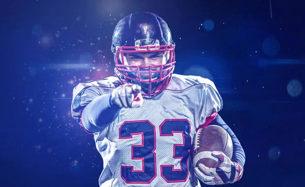 Porträtt Självsäker Amerikansk Fotbollsspelare Som Håller Bollen Stående Planen Natten — Stockfoto