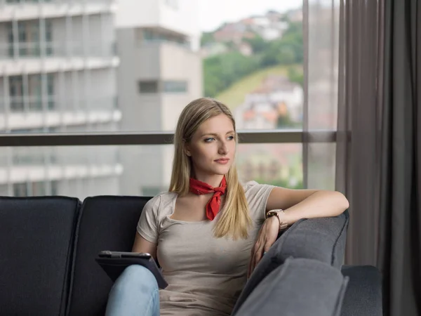 Bela Jovem Mulher Sofá Casa Navegar Internet Usando Tablet Computador — Fotografia de Stock