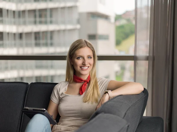 Beautiful Young Woman Sofa Home Surfing Internet Using Tablet Computer — Stock Photo, Image