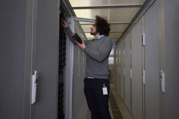 Joven Técnico Que Utiliza Analizador Cable Digital Servidor Gran Centro —  Fotos de Stock