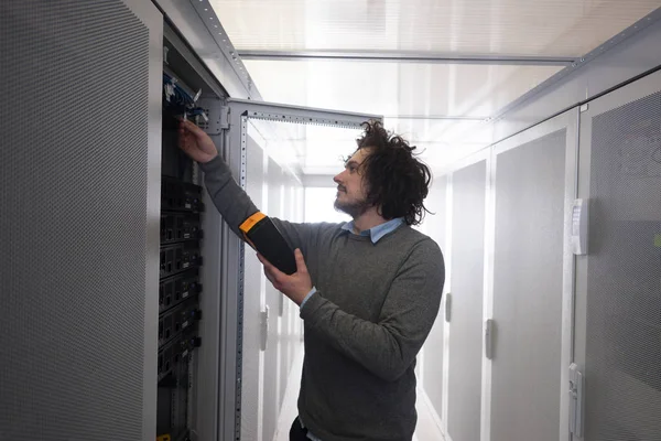 Jovem Técnico Usando Analisador Cabo Digital Servidor Grande Data Center — Fotografia de Stock