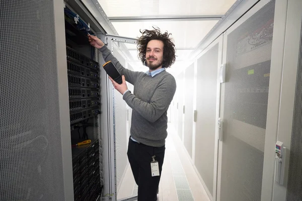 Jovem Técnico Usando Analisador Cabo Digital Servidor Grande Data Center — Fotografia de Stock