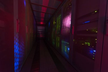 Sunucu odasındaki veri merkezinde görüntüden gelen ışıkla modern iletişim ekipmanları