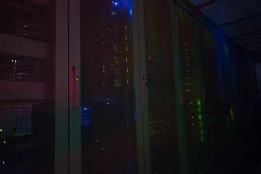 Sunucu odasındaki veri merkezinde görüntüden gelen ışıkla modern iletişim ekipmanları